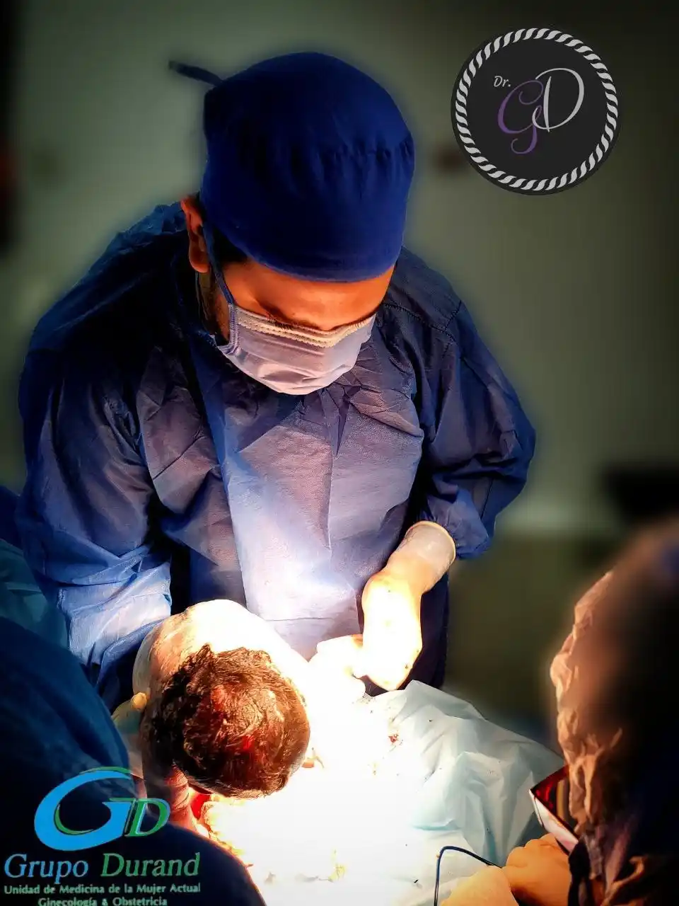 El Dr. Gustavo Durand atendiendo un parto en quirófano