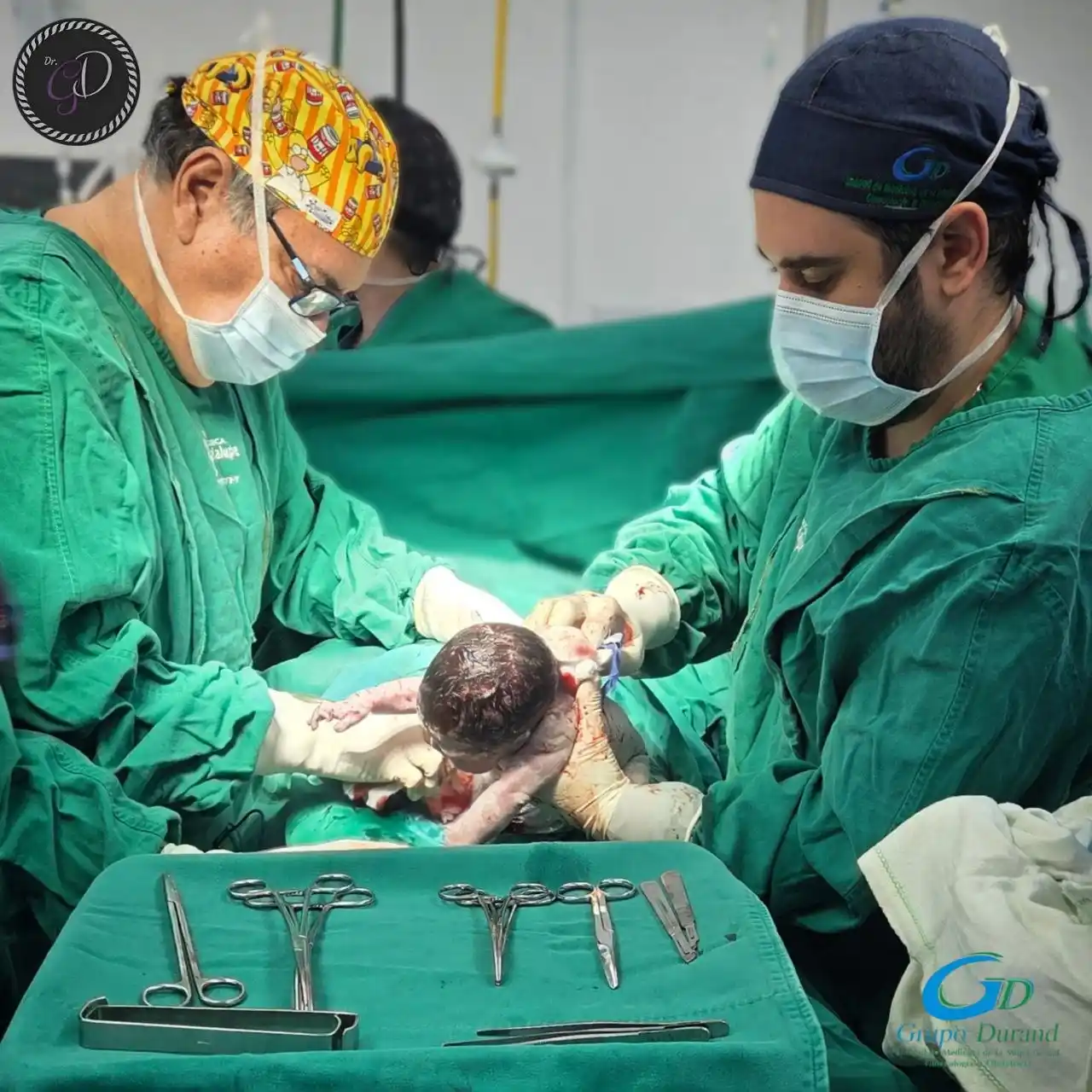 El Dr. Gustavo Durand durante una cesárea